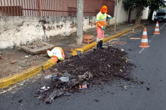 Araçatuba limpa 274 bocas de lobo em dois meses para conter alagamentos