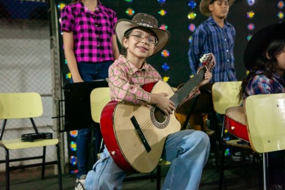 Projeto Palco Escola encanta público com talento e emoção na EMEF Ondina Hofig de Andradina