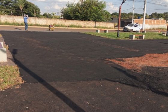 Asfaltamento avança e praça do Pereira Jordão entra na fase final de implantação