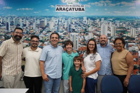Ator araçatubense Miguel Martines visita o Paço Municipal junto com a família