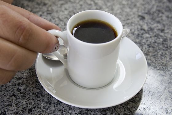 Café pode ser aliado e vilão no combate à ressaca; veja cuidados