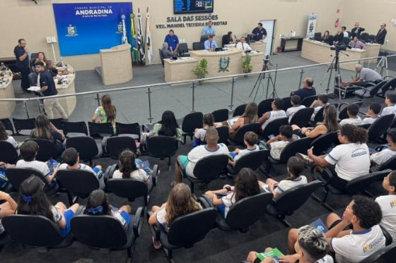 Câmara aprova requerimentos e recebe alunos da Escola do Parlamento