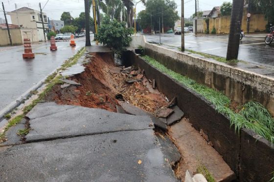 Chuva em Araçatuba causa queda de muro no canal da Avenida João Arruda Brasil