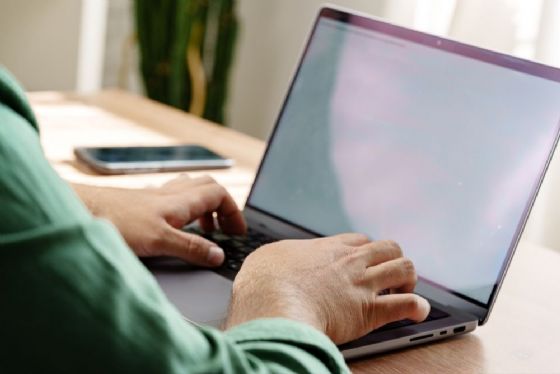 CNI: menos de 50% dos brasileiros domina habilidades digitais complexas, como o uso de IA