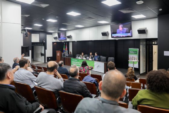 Curso na Alesp discute democracia como método eleitoral e garantia de direitos