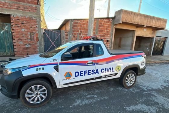 Defesa Civil de Araçatuba e engenheiro vistoriam imóvel que foi incendiado no Verde Parque