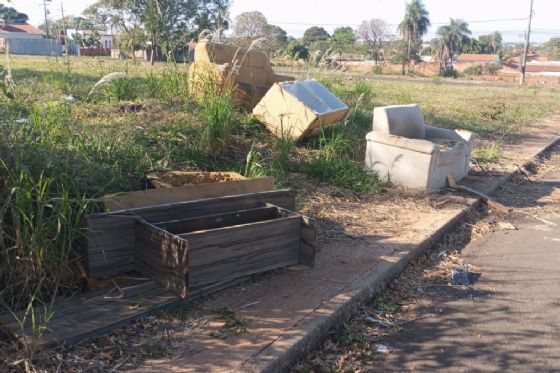 Prefeitura de Andradina intensifica limpeza no Jardim Europa e usa câmeras contra descarte irregular