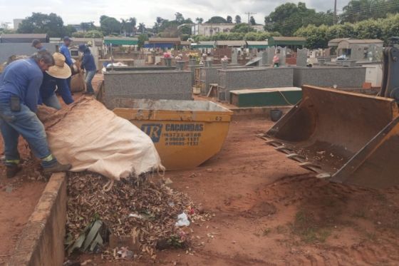 Equipe do Almoxarifado faz limpeza no Campo Santo