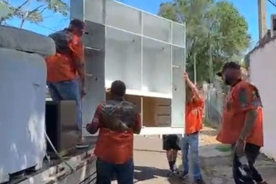 Equipes da Defesa Civil, Fundo Social e Legendários de Araçatuba entregam materiais às famílias atingidas por enchente na Lagoa das Flores