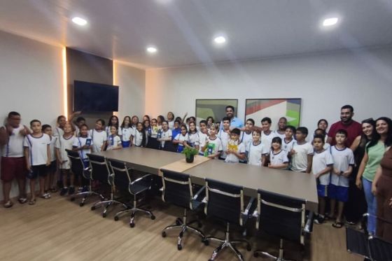 Escola do Parlamento leva alunos ao plenário e reforça formação cidadã