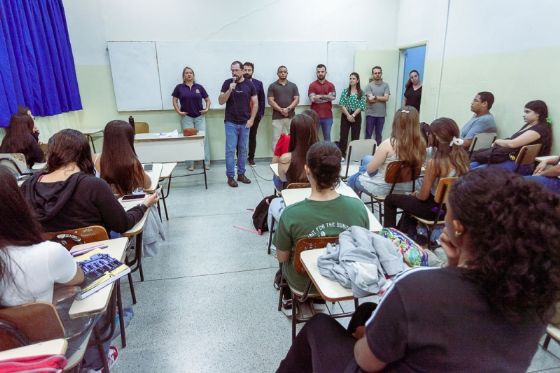 Fundação faz primeira aula do cursinho pré-vestibular gratuito para 100 alunos