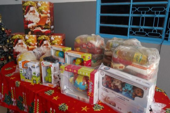 Fundo Social de Solidariedade de Araçatuba atendeu cerca de 1.500 famílias com kits natalinos, cestas de alimentos e brinquedos para crianças