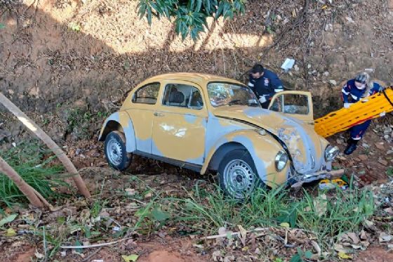 Condutora fica ferida após cair com carro em córrego na Avenida Dois de Dezembro em Araçatuba