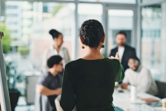IEL lança curso de liderança para mulheres que buscam cargos estratégicos