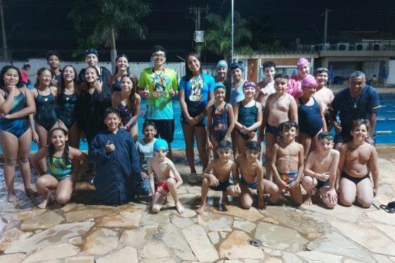 Natação de Andradina brilha no Paulista Infantil de Verão com 11 medalhas e recorde estadual
