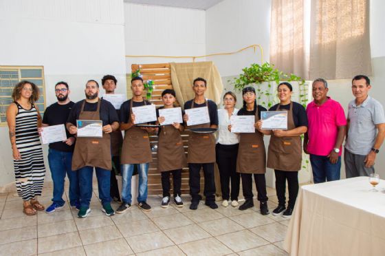 Jovens de Pereira Barreto concluem curso de garçom e ampliam oportunidades no setor turístico