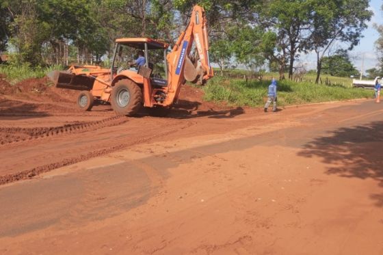 Limpeza da Estrada de Paranápolis melhora tráfego para a área urbana em Andradina