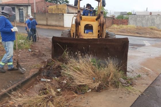 Limpeza de acúmulo de terra melhora condições das vias no Gasparelli