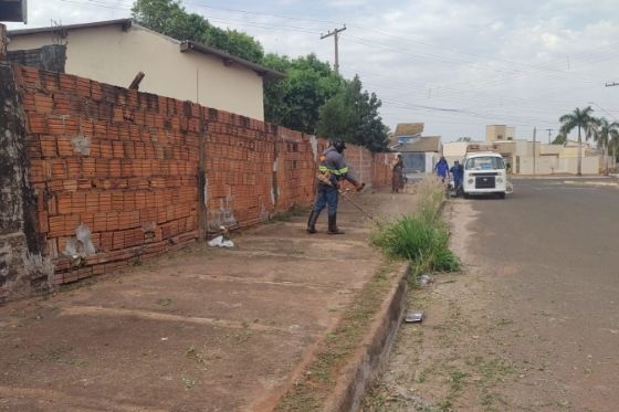 Prefeitura de Andradina intensifica limpeza de calçadas e guias de sarjeta no bairro Santa Cecília