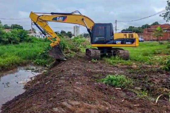 Limpeza de canal melhora drenagem na Avenida Paranapanema