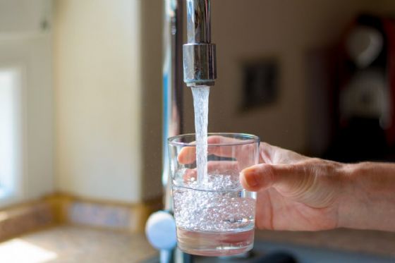Louça, banho e mangueira: gestos simples que economizam centenas de litros de água
