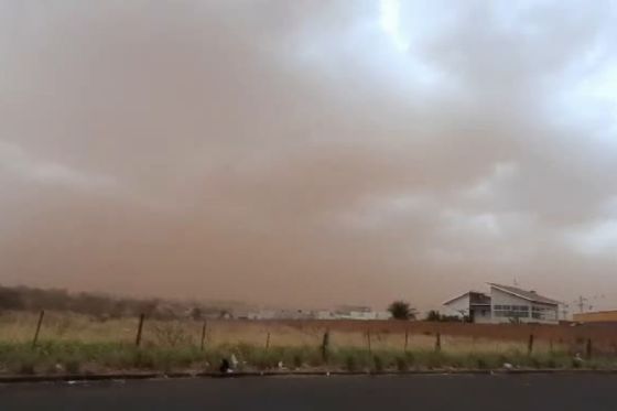 Tempestade de poeira atinge Andradina e Araçatuba nesta segunda (22)