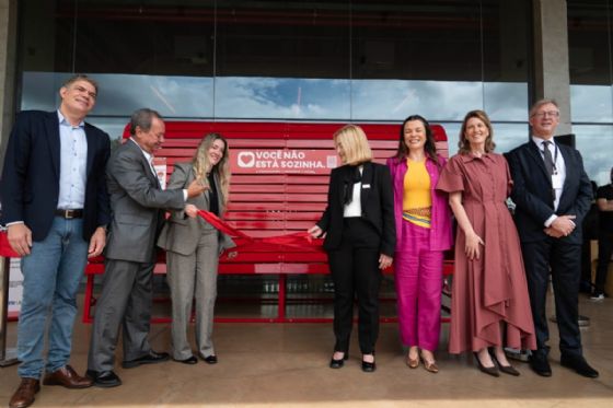 Banco Vermelho gigante é inaugurado no SESI Lab e mobiliza indústria contra o feminicídio