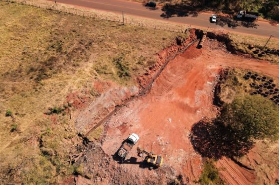 Prefeitura de Andradina realiza operação de contenção de erosões próximo à Penitenciária