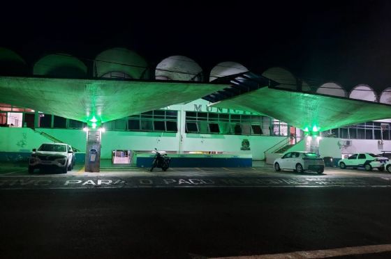 Paço Municipal de Araçatuba recebe iluminação especial em alusão ao Abril Verde