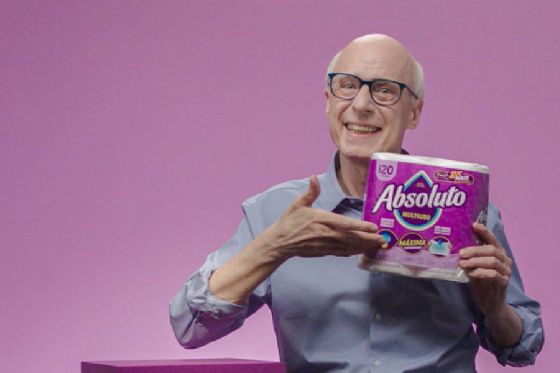 Papel-toalha Absoluto traz nostalgia da publicidade dos anos 90 com Carlos Moreno
