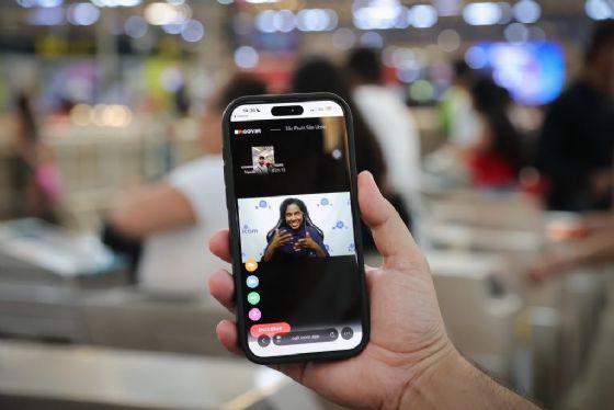 Passageiros surdos terão atendimento em Libras por videochamada no Metrô de SP