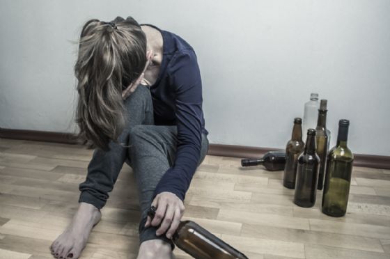 Os perigos da abstinência sem suporte e quando a internação para alcoólatra salva vidas