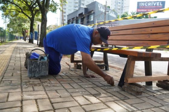 Pompeu de Toledo, cartão de visita da cidade e local de caminhadas, recebe 18 novos bancos feitos com madeira reciclada