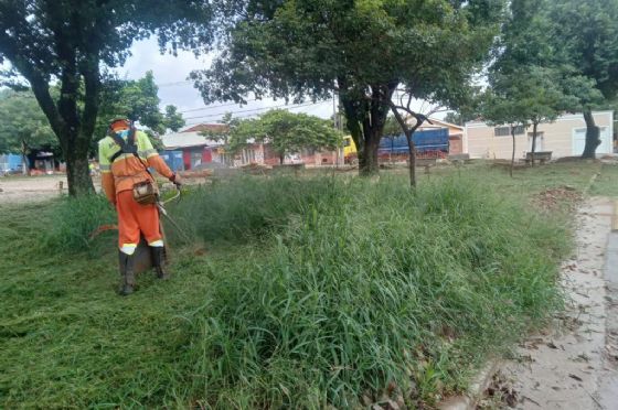 Praças e espaços públicos de Araçatuba recebem serviços de manutenção, limpeza e roçagem