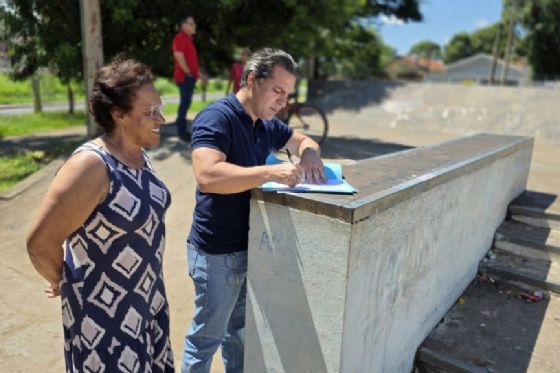 Prefeito assina ordens de serviço para manutenção em pista de skate e quadras de areia