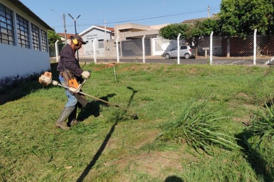 Almoxarifado Municipal realiza limpeza e manutenção em áreas públicas de Andradina