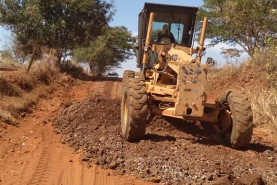 Prefeitura de Andradina intensifica melhorias nas estradas rurais com patrolamento no Timboré Palomares