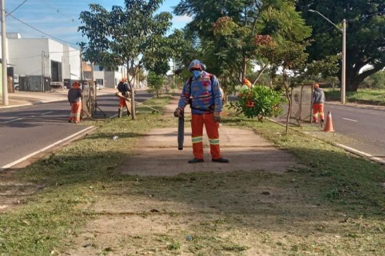 Prefeitura de Araçatuba realiza limpeza em diversas praças