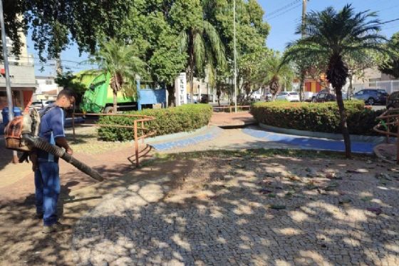 Prefeitura de Araçatuba realiza limpeza em cinco praças públicas e reforça apelo por descarte correto de resíduos