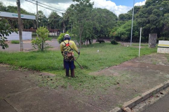 Prefeitura de Araçatuba reforça roçagem em canteiros e praças