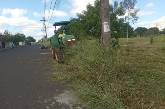 Prefeitura mantém reforço na roçagem em terrenos públicos, canteiros e praças de Araçatuba
