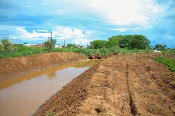 Prefeitura realiza limpeza e desassoreamento de canal do Córrego Jardim Brasília