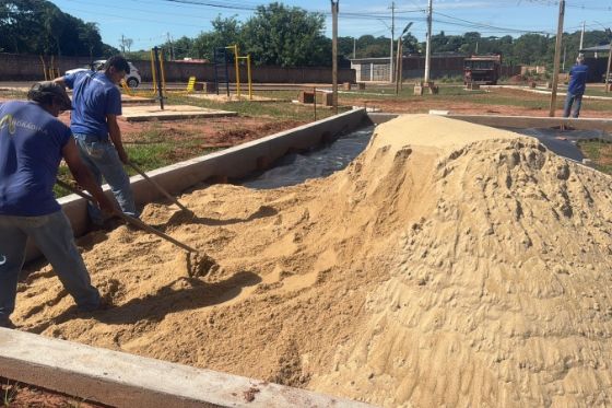 Quadra de areia começa a ser instalada na praça do Pereira Jordão