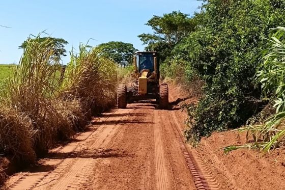 Recuperação de estradas rurais melhora acesso no assentamento Arizona