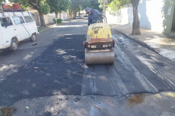 Ruas de diferentes bairros de Araçatuba melhoram condição de tráfego após manutenção feita por equipes da Secretaria de Obras
