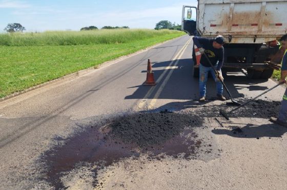 Sosp faz manutenção em vias não asfaltadas em diversos bairros e tapa-buracos no Porto Real 1