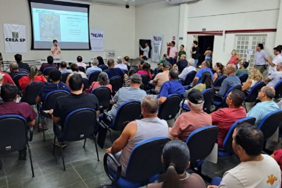 Técnicos da Prefeitura de Araçatuba tiram dúvidas de interessados em usar espaços públicos para instalar trailers