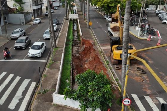 Trabalho de desobstrução de canal avança na Avenida João Arruda Brasi