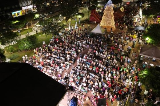 Vila Natalina revive a magia do Natal e emociona famílias em Andradina