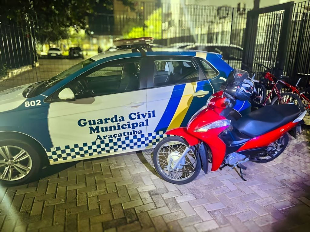Adolescente de 16 anos é apreendido após fuga arriscada de motoneta pelas ruas de Araçatuba - Menor sem habilitação é flagrado cometendo infrações com motoneta e mobiliza GCM em Araçatuba Adolescente de 16 anos é apreendido após fuga arriscada de motoneta pelas ruas de Araçatuba - Menor sem habilitação é flagrado cometendo infrações com motoneta e mobiliza GCM em Araçatuba